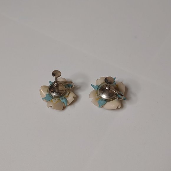 Very Delicate Shell Clip On Earrings - Picture 4 of 9